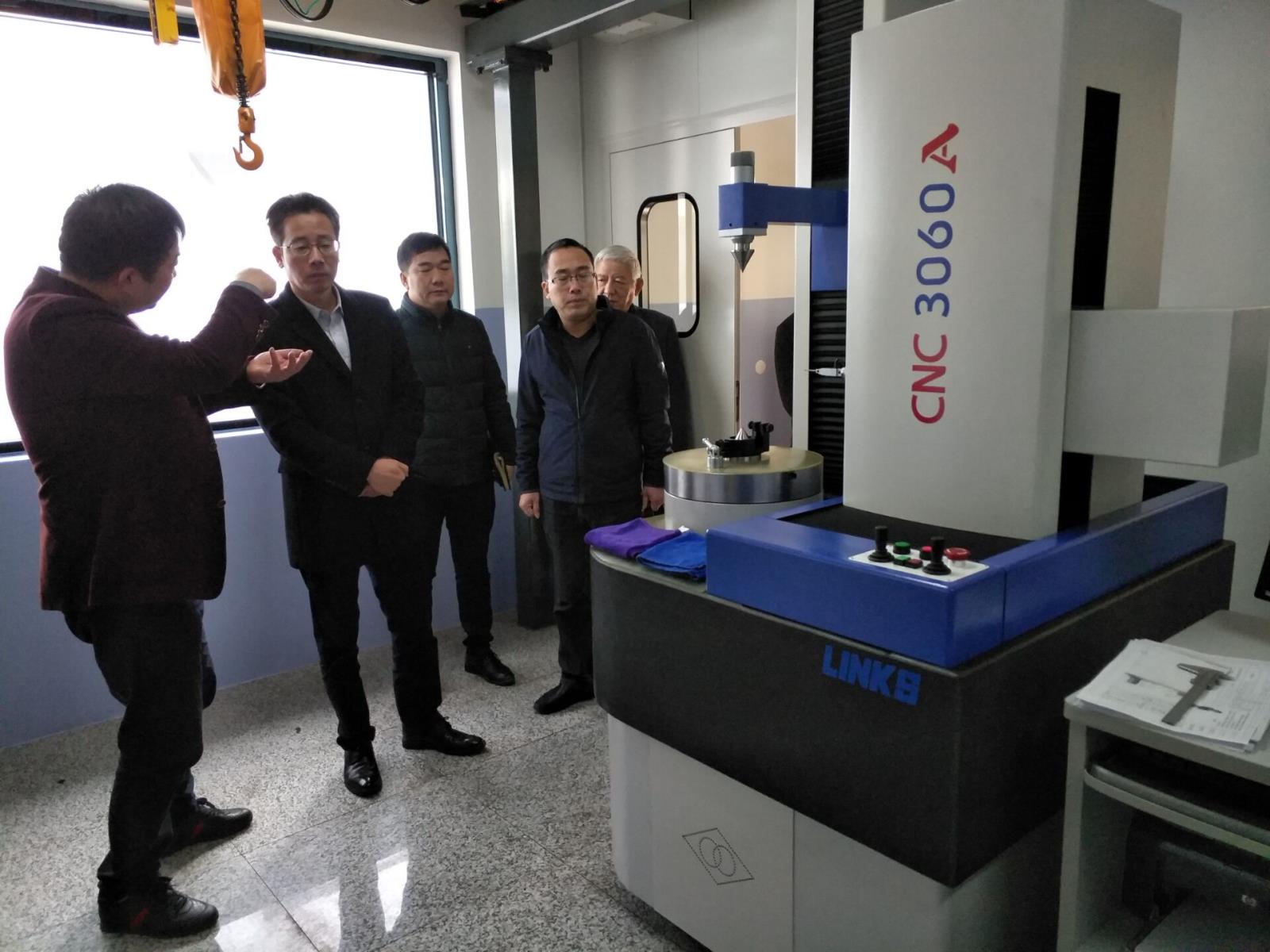 李正良總經理陪同林建敏副市長參觀三座標測量儀.jpg
